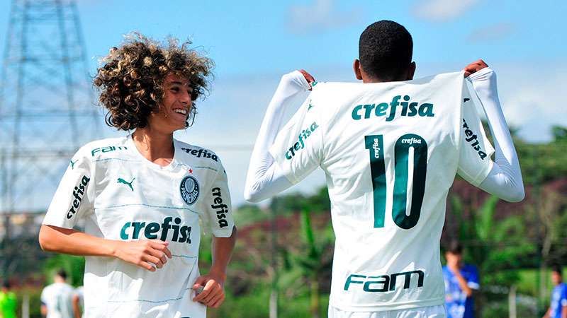 Sub-15 e Sub-17 do Palmeiras vencem novamente e seguem invictos no Campeonato Paulista; o atacante Estêvão marcou duas vezes e chegou aos seis gols na artilharia do Paulista Sub-15.
