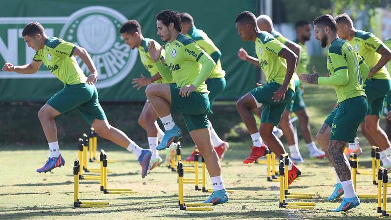 Atletas do Palmeiras durante treinamento na Academia de Futebol.