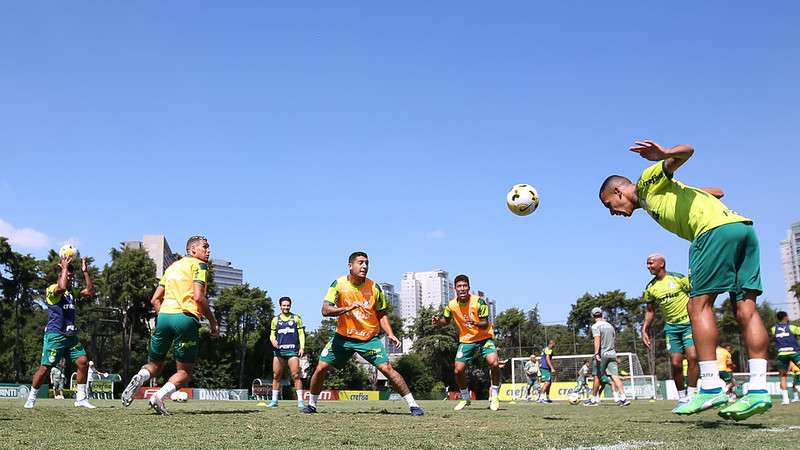 Atletas realizam atividades durante treinamento do Palmeiras na Academia de Futebol, em São Paulo-SP.