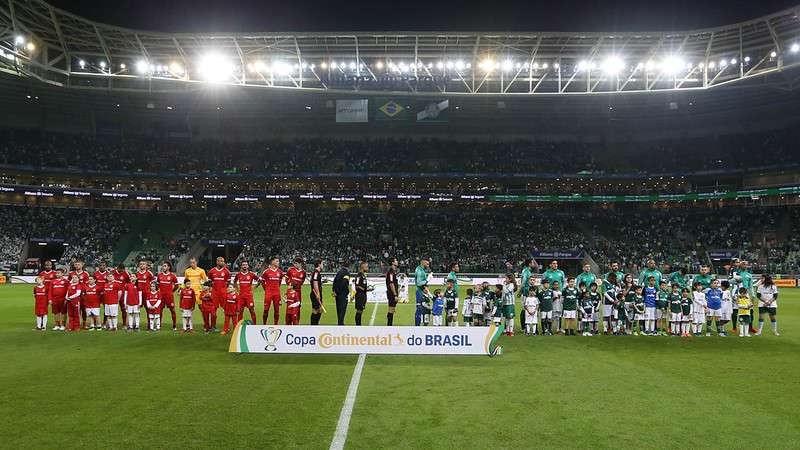 Atletas do Palmeiras, equipe de arbitragem e atletas do Internacional alinhados antes do confronto entre as equipes, durante primeira partida válida pelas quartas de final da Copa do Brasil 2019, no Allianz Parque.
