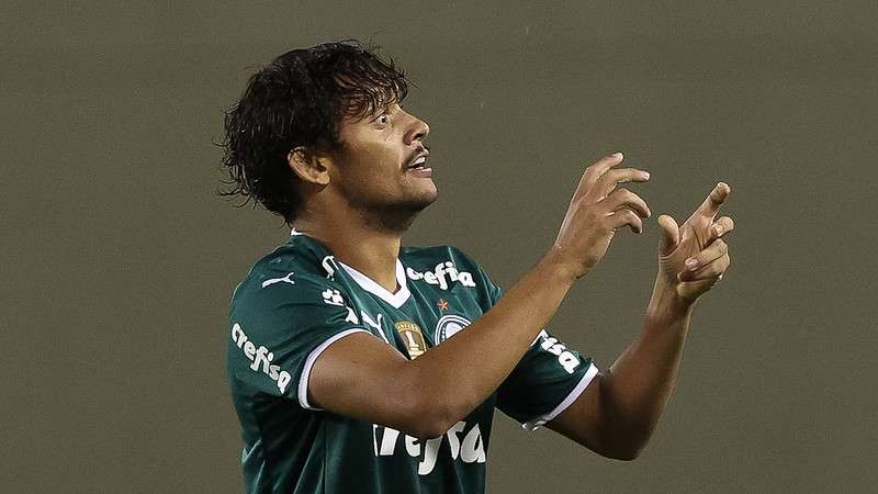 Gustavo Scarpa comemora seu gol pelo Palmeiras contra o Juazeirense, durante partida válida pela fase um dezesseis avos da Copa do Brasil 2022, na Arena Barueri.