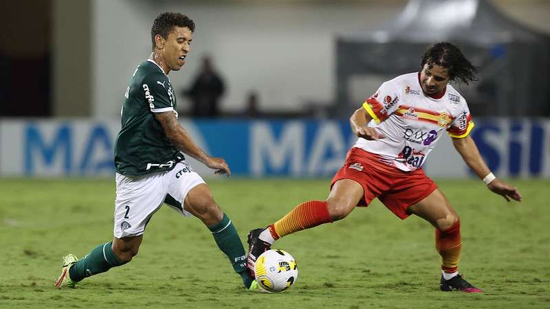 Marcos Rocha do Palmeiras em disputa com Clebson do Juazeirense, durante partida válida pela fase um dezesseis avos da Copa do Brasil 2022, na Arena Barueri.