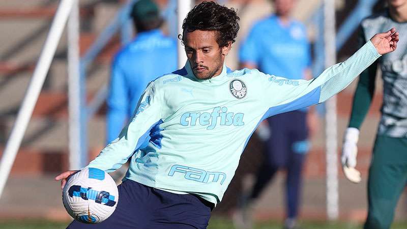 Gustavo Scarpa durante treinamento do Palmeiras, no campo anexo ao Estádio Olímpico Pátria, em Sucre, na Bolívia.