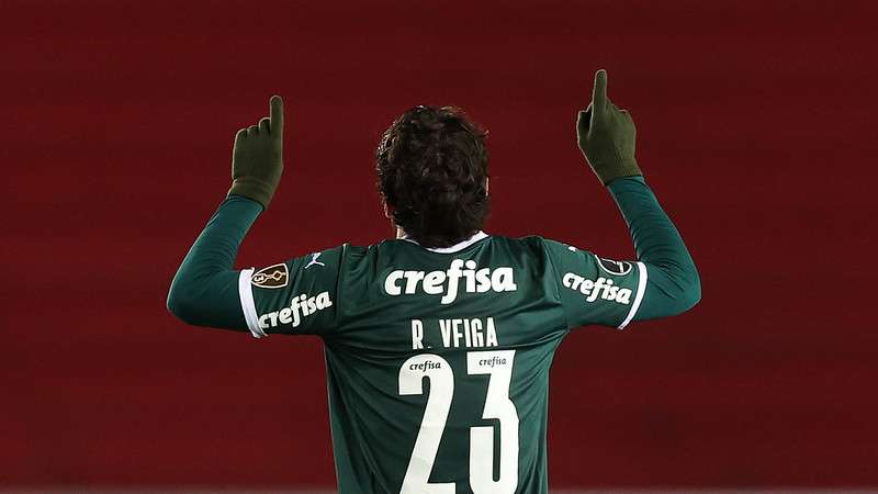 Raphael Veiga comemora seu gol pelo Palmeiras contra o Independiente Petrolero, durante partida válida pela fase de grupos da Libertadores 2022, no Estádio Olímpico Pátria.