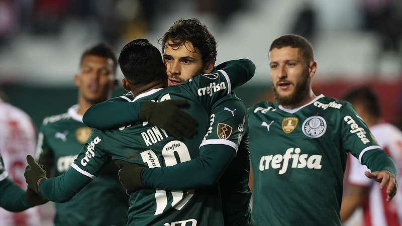 Raphael Veiga comemora seu gol pelo Palmeiras contra o Independiente Petrolero, durante partida válida pela fase de grupos da Libertadores 2022, no Estádio Olímpico Pátria.