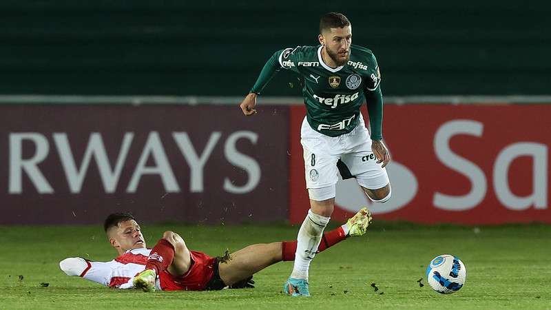 Zé Rafael em jogo do Palmeiras contra o Independiente Petrolero, durante partida válida pela fase de grupos da Libertadores 2022, no Estádio Olímpico Pátria.