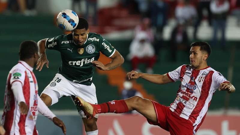 Murilo cabeceia para marcar seu gol pelo Palmeiras contra o Independiente Petrolero, durante partida válida pela fase de grupos da Libertadores 2022, no Estádio Olímpico Pátria.