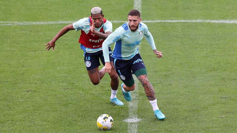 Danilo e Zé Rafael durante treinamento do Palmeiras, na Academia de Futebol.