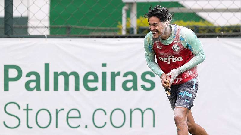 Gustavo Gómez recebe ovada em comemoração ao seu aniversário, após treinamento do Palmeiras, na Academia de Futebol.