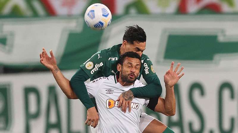 Gustavo Gómez do Palmeiras em disputa com Fred do Fluminense, durante partida válida pela décima terceira rodada do Brasileirão 2022, no Allianz Parque.