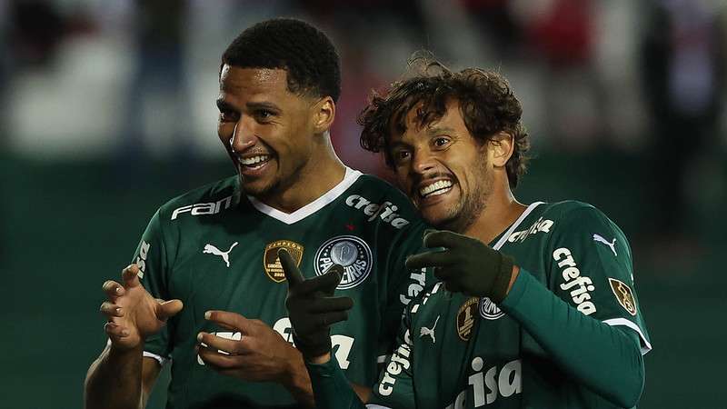 Gustavo Scarpa comemora o gol marcado por Murilo pelo Palmeiras contra o Independiente Petrolero, durante partida válida pela fase de grupos da Libertadores 2022, no Estádio Olímpico Pátria.