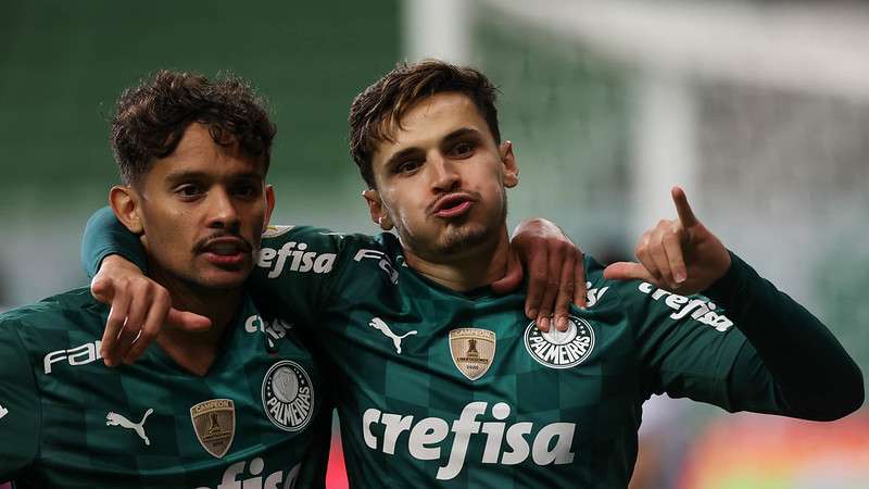 Gustavo Scarpa comemora o gol marcado por Raphael Veiga pelo Palmeiras contra o Fluminense, durante partida válida pela décima terceira rodada do Brasileirão 2022, no Allianz Parque.