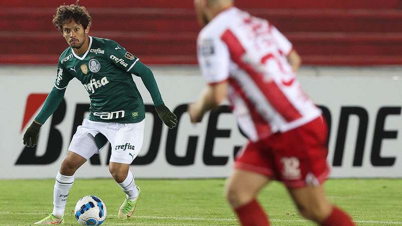 Gustavo Scarpa em jogo do Palmeiras contra o Independiente Petrolero, durante partida válida pela fase de grupos da Libertadores 2022, no Estádio Olímpico Pátria.