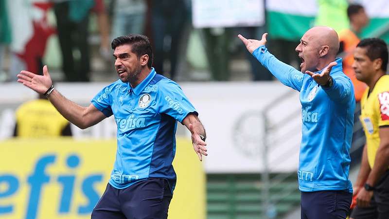 Abel Ferreira e Vitor Castanheira em jogo do Palmeiras contra o Fluminense, durante partida válida pela quinta rodada do Brasileirão 2022, no Allianz Parque.