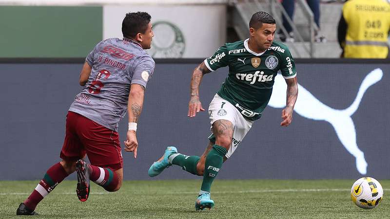 Dudu do Palmeiras em disputa com Pineida do Fluminense, durante partida válida pela quinta rodada do Brasileirão 2022, no Allianz Parque.