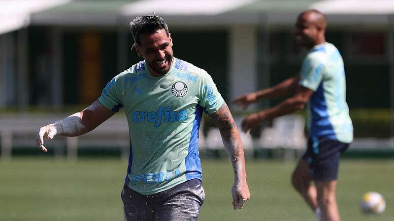 Luan é alvo de ovada em comemoração ao seu aniversário após treino do Palmeiras, na Academia de Futebol.