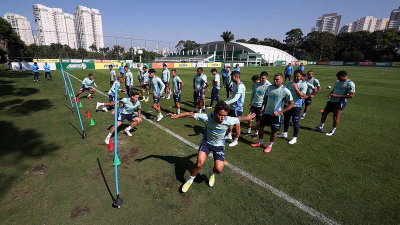 Atletas do Palmeiras durante treino na Academia de Futebol.