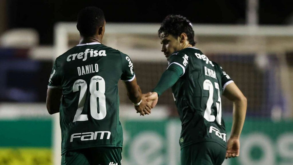 Danilo e Raphael Veiga do Palmeiras comemoram o gol marcado pelo volante contra a Juazeirense, durante partida válida pela fase um dezesseis avos da Copa do Brasil 2022, no Estádio do Café.
