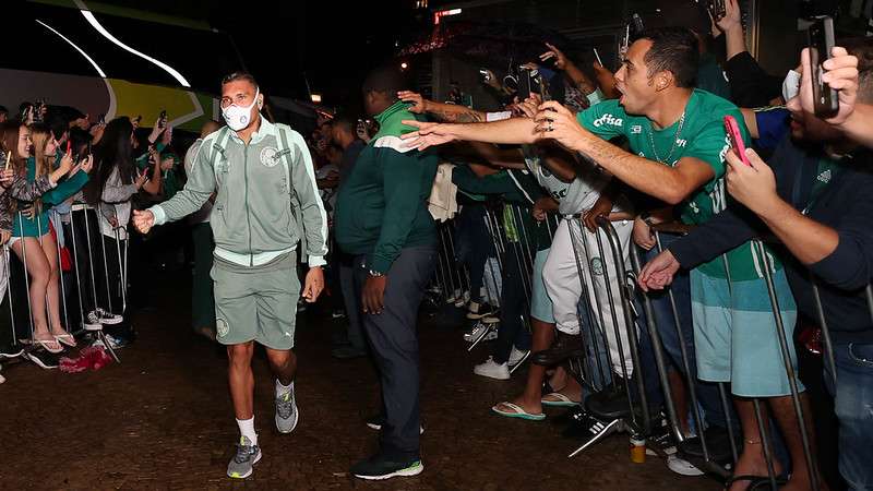 Rafael Navarro durante desembarque do Palmeiras, em hotel de concentração da equipe, em Londrina.