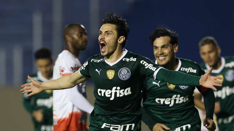 Raphael Veiga comemora seu gol pelo Palmeiras contra a Juazeirense, durante partida válida pela fase um dezesseis avos da Copa do Brasil 2022, no Estádio do Café.