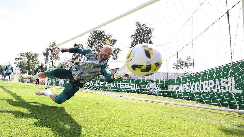 Weverton durante treinamento do Palmeiras, na Academia de Futebol.