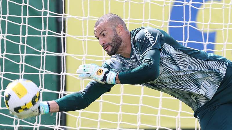 Weverton durante treinamento do Palmeiras, na Academia de Futebol.