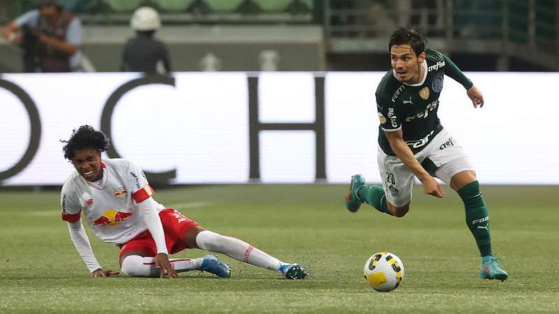 Raphael Veiga do Palmeiras em disputa com Léo Realpe do Red Bull Bragantino, durante partida válida pela sexta rodada do Brasileirão 2022, no Allianz Parque.