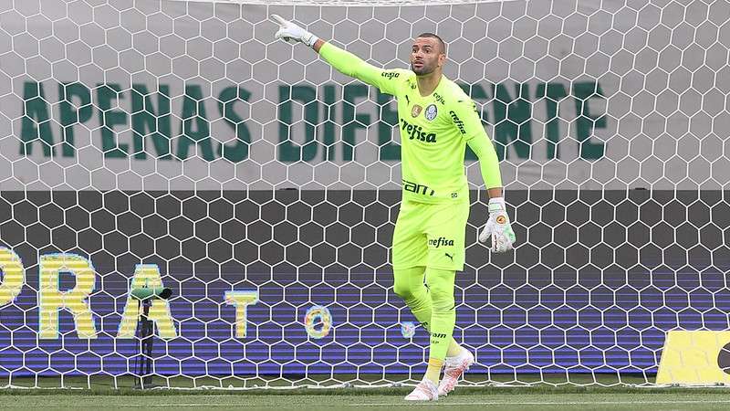 Weverton em jogo do Palmeiras contra o Red Bull Bragantino, durante partida válida pela sexta rodada do Brasileirão 2022, no Allianz Parque.