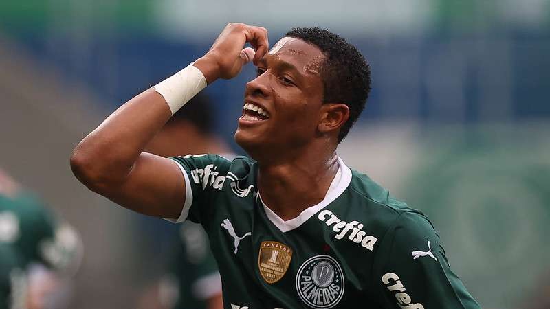 Danilo comemora seu gol pelo Palmeiras contra o Red Bull Bragantino, durante partida válida pela sexta rodada do Brasileirão 2022, no Allianz Parque.