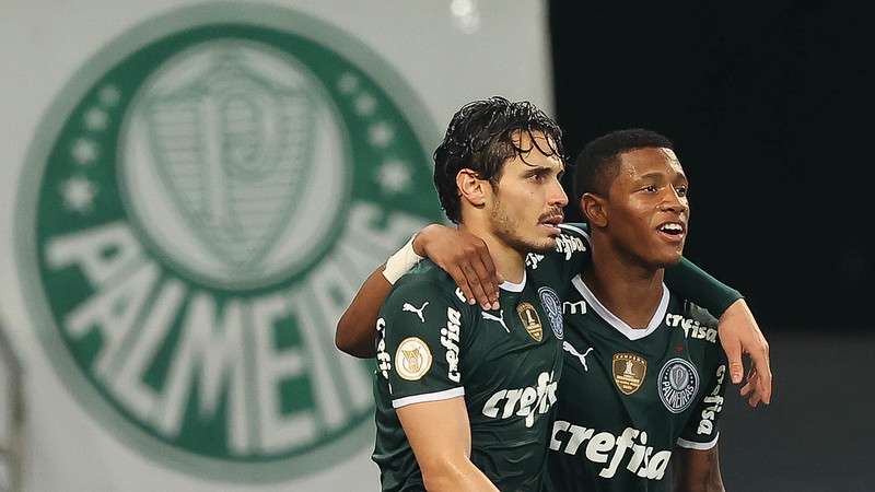 Raphael Veiga do Palmeiras comemora seu gol com Danilo, contra o Red Bull Bragantino durante partida válida pela sexta rodada do Brasileirão 2022, no Allianz Parque.