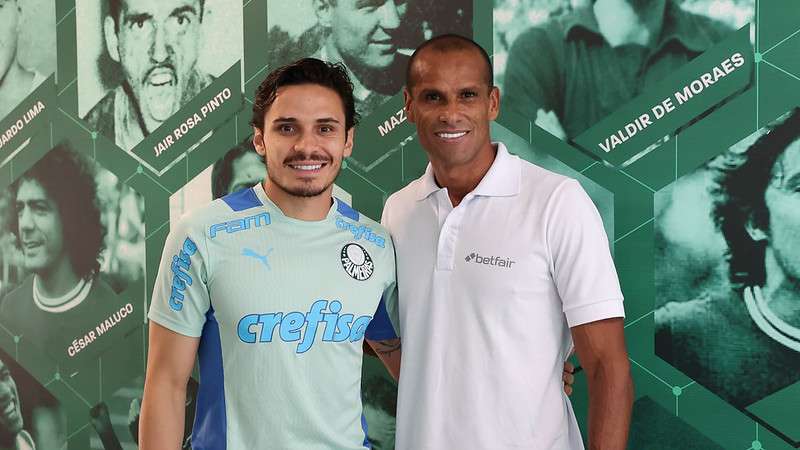 Raphael Veiga recebe o ex-jogador Rivaldo, durante treinamento do Palmeiras, na Academia de Futebol.
