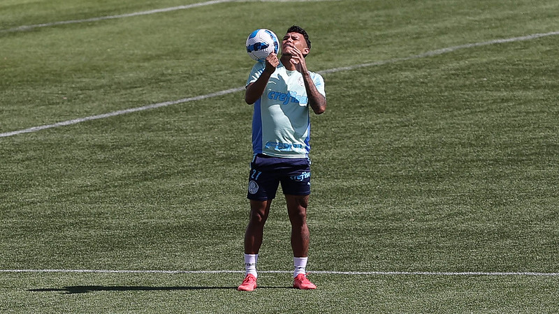 Gabriel Veron durante treinamento do Palmeiras, na Academia de Futebol.