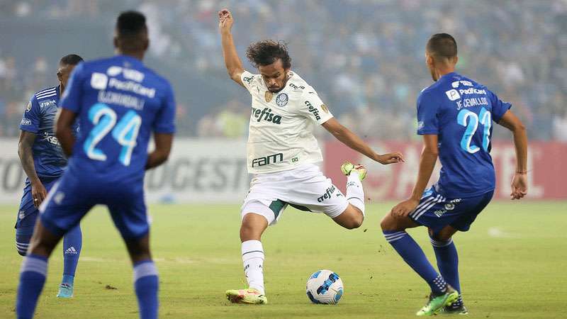 Gustavo Scarpa em jogo do Palmeiras contra o Emelec, durante partida válida pela fase de grupos da Libertadores 2022, no Estádio George Capwell.