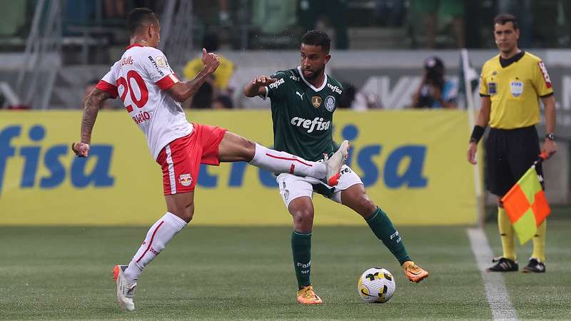 Jorge do Palmeiras em disputa com Bruno Tubarão do Red Bull Bragantino, durante partida válida pela sexta rodada do Brasileirão 2022, no Allianz Parque.