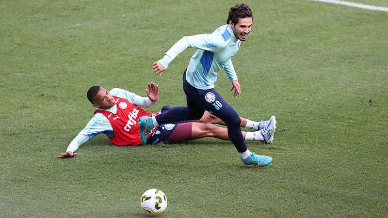 Jhonatan e Raphael Veiga durante treinamento do Palmeiras, na Academia de Futebol.