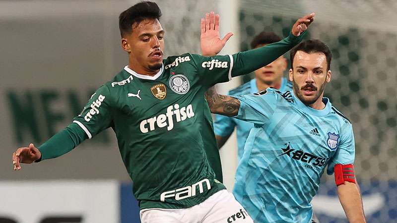 Gabriel Menino do Palmeiras em disputa com Rodríguez do Emelec, durante partida válida pela fase de grupos da Libertadores 2022, no Allianz Parque.