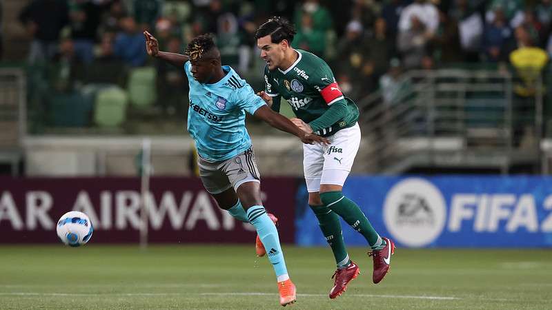 Gustavo Gómez do Palmeiras em disputa com Cabeza do Emelec, durante partida válida pela fase de grupos da Libertadores 2022, no Allianz Parque.