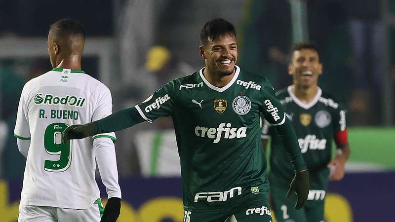 Gabriel Menino comemora seu gol pelo Palmeiras contra o Juventude, durante partida válida pela sétima rodada do Brasileirão 2022, no Estádio Alfredo Jaconi.