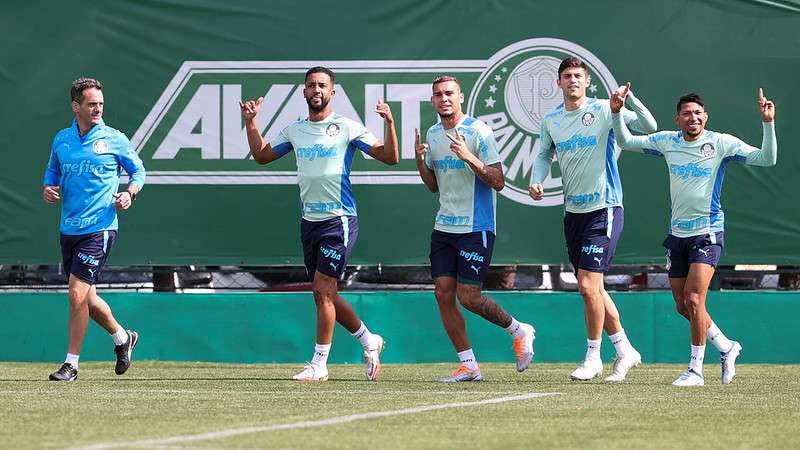 O preparador físico Marco Aurélio e os jogadores Jorge, Rafael Navarro, Benjamín Kuscevic e Rony, durante treinamento do Palmeiras, na Academia de Futebol.