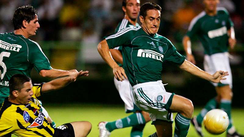 Gamarra em disputa pelo Palmeiras em jogo contra o Deportivo Táchira, válido pela Libertadores 2006, no Palestra Itália. Hoje, no Allianz Parque, o Palmeiras volta a enfrentar o Deportivo Táchira em seu estádio após 16 anos.