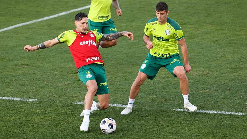 Gustavo Gómez e Benjamín Kuscevic, durante treinamento do Palmeiras, na Academia de Futebol.