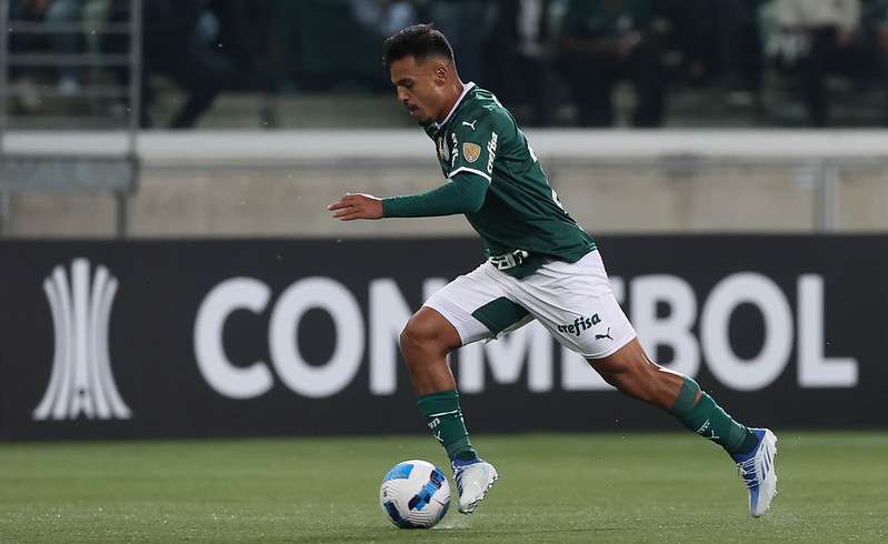 Gabriel Menino em jogo do Palmeiras contra o Deportivo Táchira, durante partida válida pela fase de grupos da Libertadores 2022, no Allianz Parque.