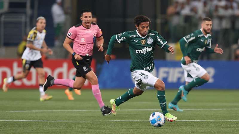 Gustavo Scarpa em jogo do Palmeiras contra o Deportivo Táchira, durante partida válida pela fase de grupos da Libertadores 2022, no Allianz Parque.