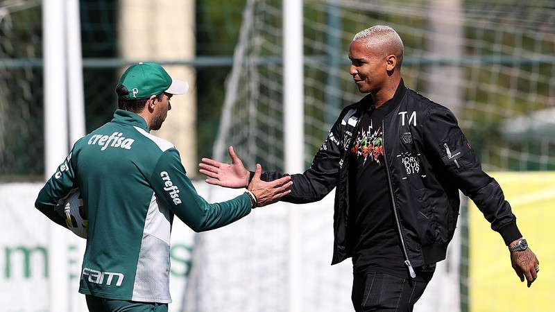 Abel Ferreira despede-se de Deyverson durante treinamento do Palmeiras, na Academia de Futebol.