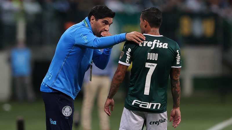 Abel Ferreira e Dudu em jogo do Palmeiras contra o Deportivo Táchira, durante partida válida pela fase de grupos da Libertadores 2022, no Allianz Parque.