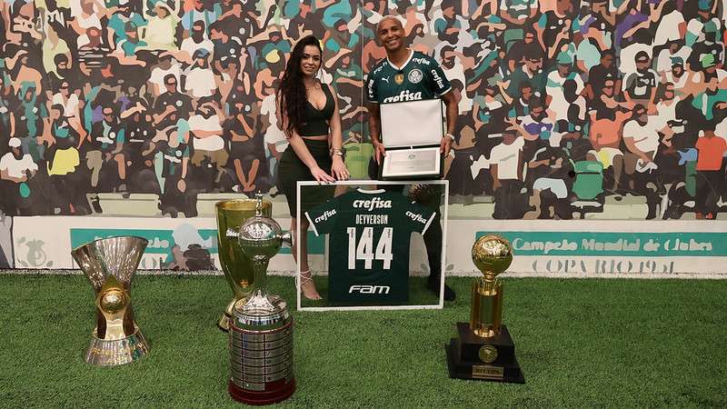 Deyverson recebe homenagem do Palmeiras por sua passagem e dedicação ao clube, na Academia de Futebol.
