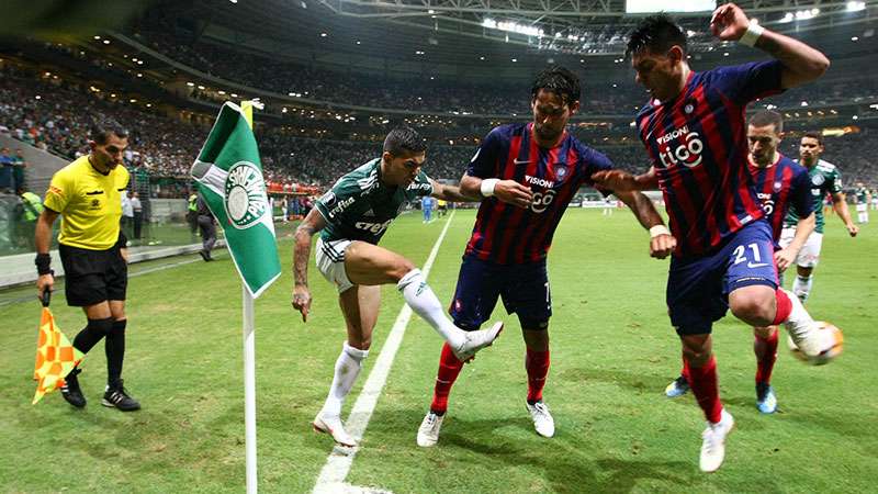 Dudu do Palmeiras em disputa com Arzamendia do Cerro Porteño, durante partida válida pelas oitavas de final da Libertadores 2018, no Allianz Parque.