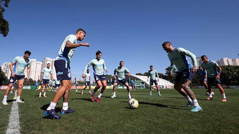 Atletas do Palmeiras durante treinamento na Academia de Futebol.