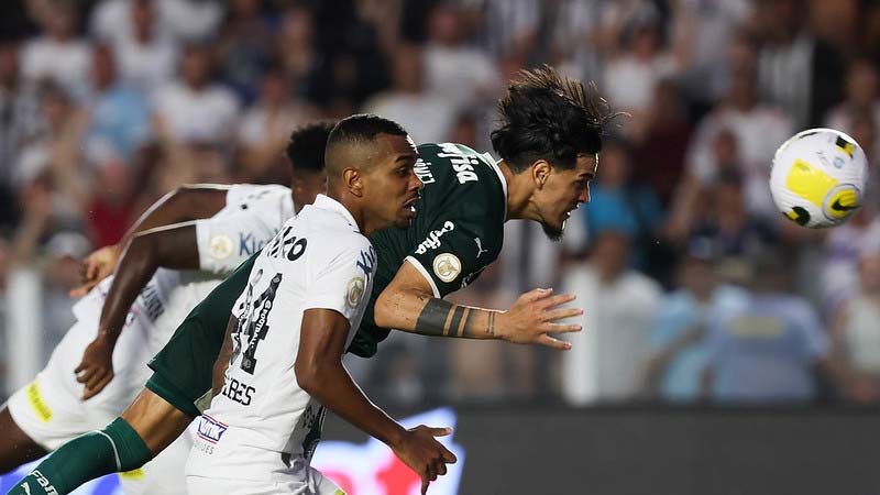Gustavo Gómez do Palmeiras em disputa com Lucas Pires do Santos, durante partida válida pela oitava rodada do Brasileirão 2022, na Vila Belmiro.