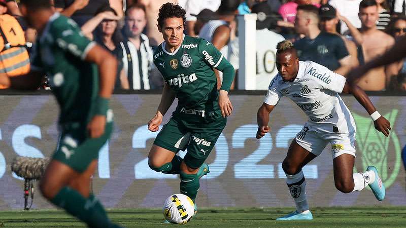 Raphael Veiga do Palmeiras em disputa com Jhojan Julio do Santos, durante partida válida pela oitava rodada do Brasileirão 2022, na Vila Belmiro.
